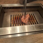 焼肉うしごろ - 冬季限定の宮城県産仙台牛の特選リブロースを、網の鉄板で焼いている様子のその6です。