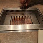 焼肉うしごろ - 宮城県産の仙台牛上ミスジを、網の鉄板の上で焼いている様子・その6です。