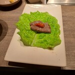 焼肉うしごろ - サンチュの上にのせた宮城県産の仙台牛上ミスジと、サムジャンのその3です。