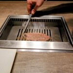 焼肉うしごろ - 宮城県産の仙台牛上ミスジを、網の鉄板の上で焼いている様子・その3です。