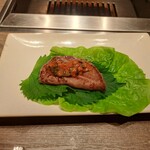 焼肉うしごろ - 冬季限定の宮城県産仙台牛の特選リブロースを、網の鉄板で焼いた後にサンチュとシソの葉の上にのせ、辛味噌を塗ったもののその4です。