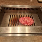 焼肉うしごろ - 冬季限定の宮城県産仙台牛の特選リブロースを、網の鉄板で焼いている様子のその5です。