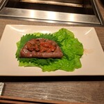 焼肉うしごろ - 冬季限定の宮城県産仙台牛の特選リブロースを、網の鉄板で焼いた後にサンチュとシソの葉の上にのせ、辛味噌を塗ったもののその2です。