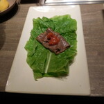 焼肉うしごろ - サンチュの上にのせた宮城県産の仙台牛上ミスジと、サムジャンのその1です。