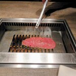 焼肉うしごろ - 宮城県産の仙台牛上ミスジを、網の鉄板の上で焼いている様子・その2です。