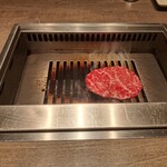 焼肉うしごろ - 冬季限定の宮城県産仙台牛の特選リブロースを、網の鉄板で焼いている様子のその7です。