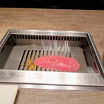 焼肉うしごろ - 宮城県産の仙台牛上ミスジを、網の鉄板の上で焼いている様子・その1です。