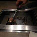 焼肉うしごろ - 宮城県産の仙台牛上ミスジを、網の鉄板の上で焼いている様子・その4です。