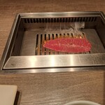 焼肉うしごろ - 宮城県産の仙台牛上ミスジを、網の鉄板の上で焼いている様子・その5です。