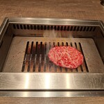 焼肉うしごろ - 冬季限定の宮城県産仙台牛の特選リブロースを、網の鉄板で焼いている様子のその3です。