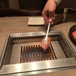焼肉うしごろ - 冬季限定の宮城県産仙台牛の特選リブロースを、網の鉄板で焼いている様子のその2です。