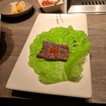 焼肉うしごろ - サンチュの上にのせた宮城県産の仙台牛上ミスジと、サムジャンのその2です。