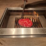 焼肉うしごろ - 冬季限定の宮城県産仙台牛の特選リブロースを、網の鉄板で焼いている様子のその4です。