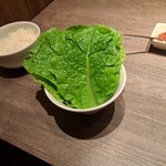 焼肉うしごろ - サムジャンとサンチュ、魚沼産コシヒカリご飯の3ショットです。