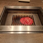 焼肉うしごろ - 冬季限定の宮城県産仙台牛の特選リブロースを、網の鉄板で焼いている様子のその1です。