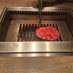 焼肉うしごろ - 冬季限定の宮城県産仙台牛の特選リブロースを、網の鉄板で焼いている様子のその8です。