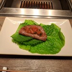 焼肉うしごろ - 冬季限定の宮城県産仙台牛の特選リブロースを、網の鉄板で焼いた後にサンチュとシソの葉の上にのせ、辛味噌を塗ったもののその3です。