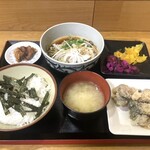博多ごまさば屋 - ごまさば丼定食1000円（ご飯おかわり、中央テーブルにあるあじの南蛮漬けとお漬物はセルフで取り放題！）