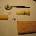カセント - チーズの盛り合わせ、手前は不思議な食感のパン