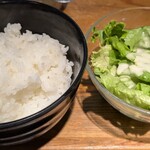 肉屋のハンバーグと炊きたての米 - 