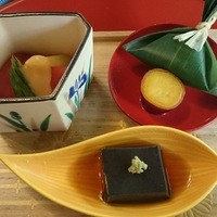 東京 芝 とうふ屋うかい - とまと酢、黒胡麻とうふ