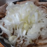 北大塚ラーメン - 白い部分だけたっぷりと！青い部分はチャーシューを煮るときにでも使われているんかしら。