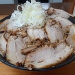 北大塚ラーメン - チャーシュー麺(中)に有料トッピングの長ねぎが載ってやってまいりました。それにしても、丼表面に敷かれた？チャーシューは圧巻です！