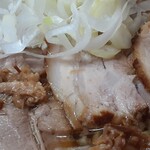 北大塚ラーメン - なかには崩しチャーシューっぽいのがあり、それらはけっこう醤油感ありありなんです。チャーシューは、ねぎの下にもちゃんと敷かれてますよ！