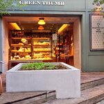 グリーン サム 渋谷店 - 外観。店前にはベンチと小さいテーブルもあり