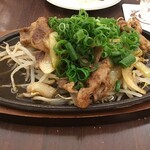 サッポロビアレストラン９１０ - 牛バラの鉄板焼き