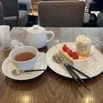 パティスリー・パリセヴェイユ - ジヴェルニー ７８０円。 オスマント ９００円。 アールグレイティー ７５０円。 支払い合計金額 ２４３０円。