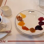 VIRON - 瓶から取ってお皿へ。ナイフでパンにつけて頂く