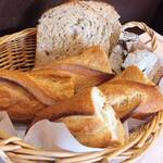 VIRON - バゲットレトロドール2、セレアル1（10種の穀物）、トゥルト・ドゥ・セーグル1（ライ麦100%）