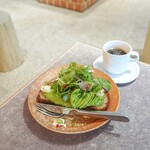 TONE - ◆アボカドとハーブサラダのオープンサンド（税込1,300円） ◆コーヒー（税込450円）