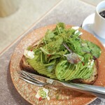 TONE - ◆アボカドとハーブサラダのオープンサンド（税込1,300円） ◆コーヒー（税込450円）