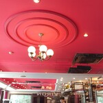 VIRON - 赤が目を引く店内。大変お洒落で素敵