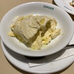 スペインレストラン 銀座エスペロ - スペイン産ブルーチーズとオリーヴオイルのアイスクリーム　（2024年11月4日撮影）