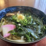 めん処 陣内 - わかめうどん　生姜と椎茸が美味しいのです