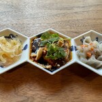 初音 - 前菜（クラゲ、油淋鶏、ごぼう）