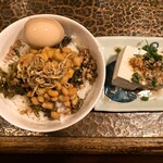 タイニーカフェ - 納豆丼煮卵付き、冷奴