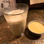 タイニーカフェ - アイスチャイ、プリン