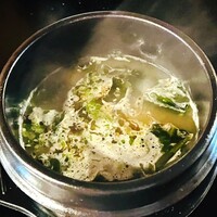 牛骨だしを使ったわかめスープ