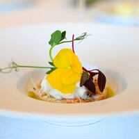 オーベルジュ・ド・リル ナゴヤ - ズワイ蟹とパンプルムースのサラダ仕立て アヴォカドのソース