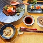 食堂 ナマケモノ - 「鮭とイクラと秋の何か」定食（公式アカウントより拝借）