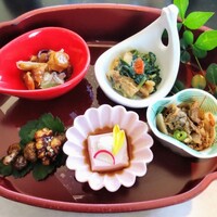 一舞庵 - 先付け 時計回りに赤い器からなめことじゅんさい、ほうれん草の柚子和え、牛しぐれの金平、紫いものお豆腐、珠芽の胡桃味噌