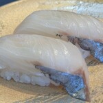 南房総 やまと寿司 - 沖アジ。青く光る皮の金属光沢感