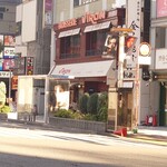 VIRON - 渋谷でも目を引く赤い外観