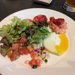 ロウリーズ・ザ・プライムリブ - サラダやシュリンプ