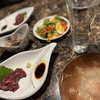 馬刺しと焼き鳥 グルマン三年坂 - 