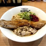 豚骨まぜそば KOZOU+ - KING PORKまぜそば。具材は真ん中に迫力ある炙り豚のインパクトが凄い！カシューナッツ、刻みネギ、柴漬けが並び、手前には低温調理されたチャーシュー